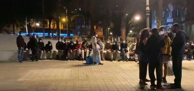 Grupo de inmigrantes llegados a la plaza de La Feria en guagua/RTVC.